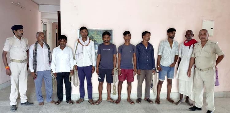 शराब तस्करों व शराबियों पर पुलिस का शिकंजा, आठ गिरफ्तार