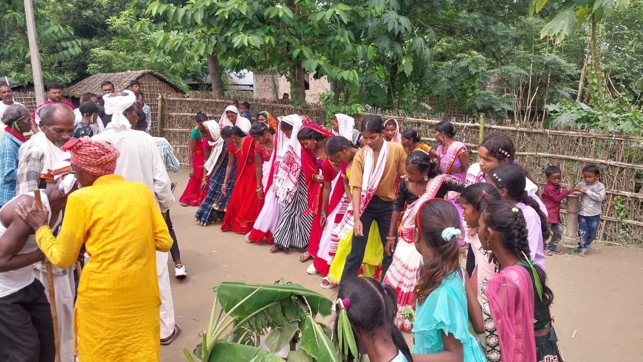 कर्मा पूजा पर आदिवासियों ने किया पारंपरिक नृत्य