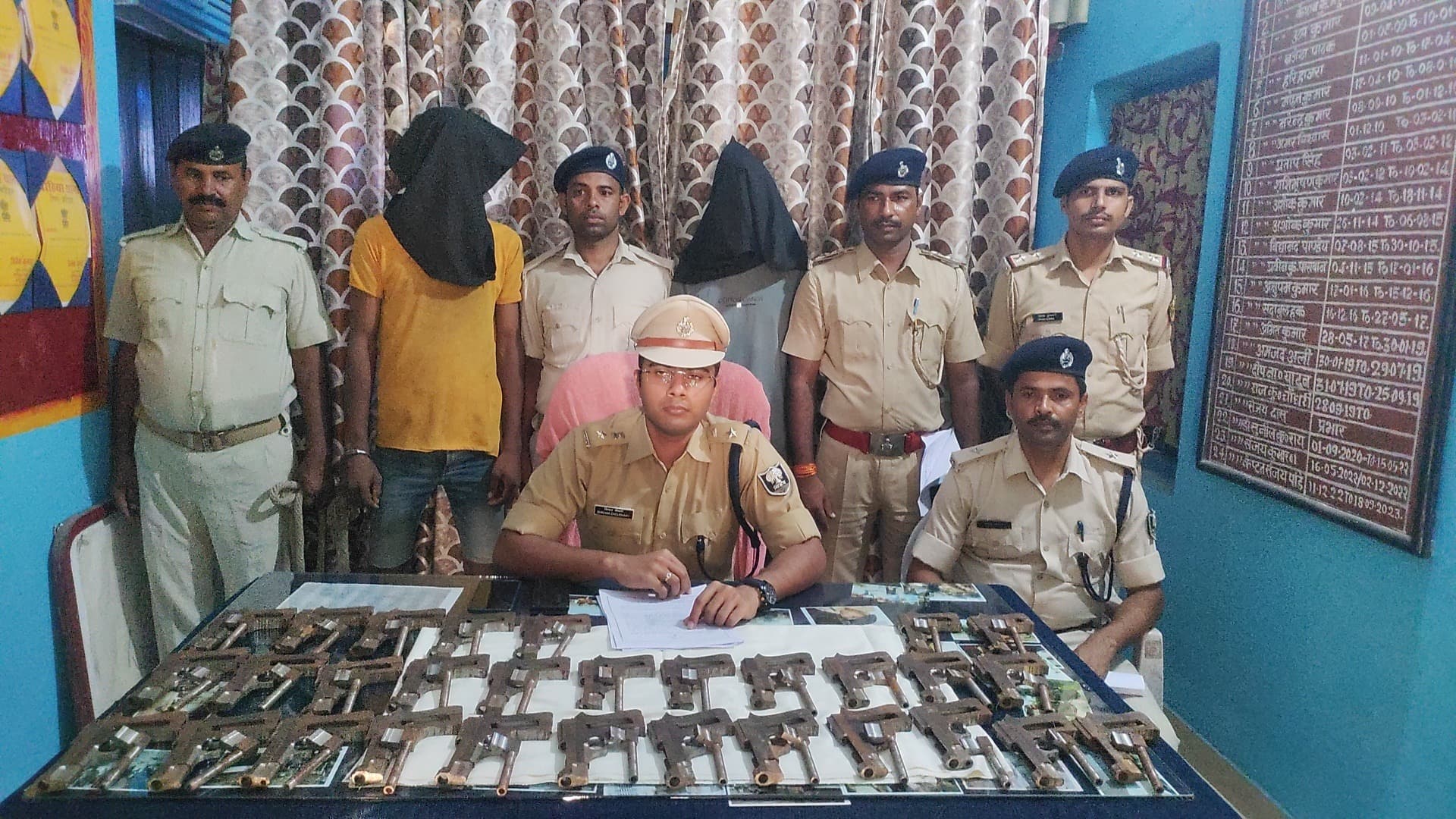 पोठिया पुलिस ने अर्ध निर्मित हथियारों का जखीरा पकड़ा, दो गिरफ्तार