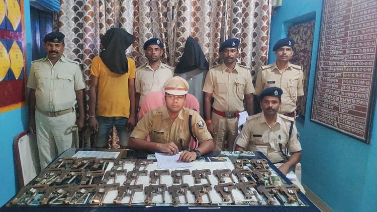 पोठिया पुलिस ने अर्ध निर्मित हथियारों का जखीरा पकड़ा, दो गिरफ्तार