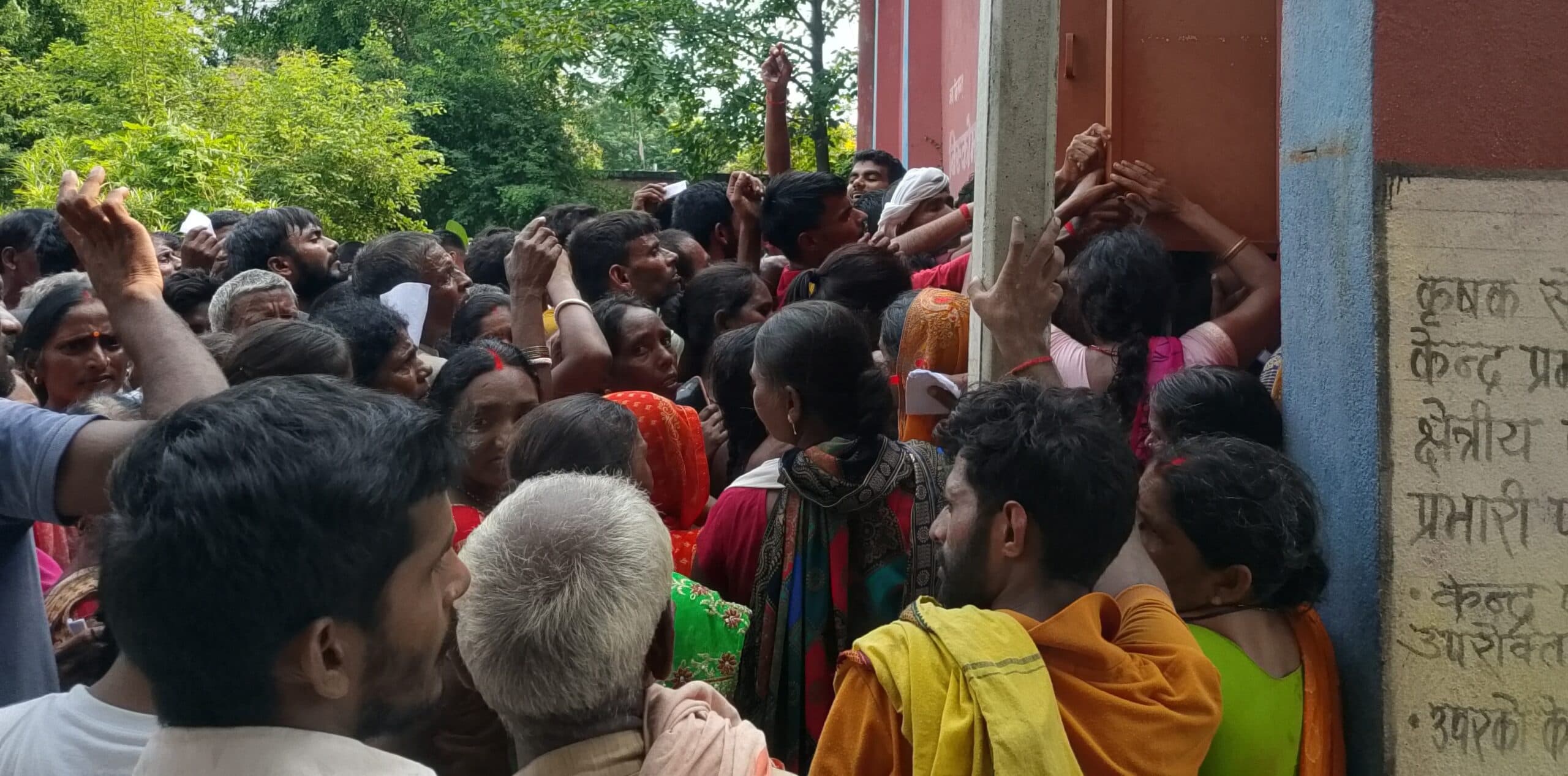 खाद को लेकर हाहाकार,घंटों कतार में लगे रहे किसान