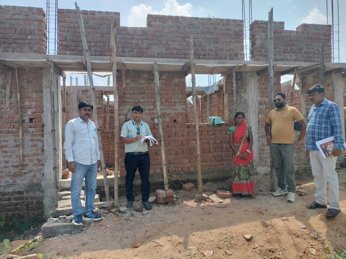जिला समन्वयक ने आवास योजनाओं का किया निरीक्षण