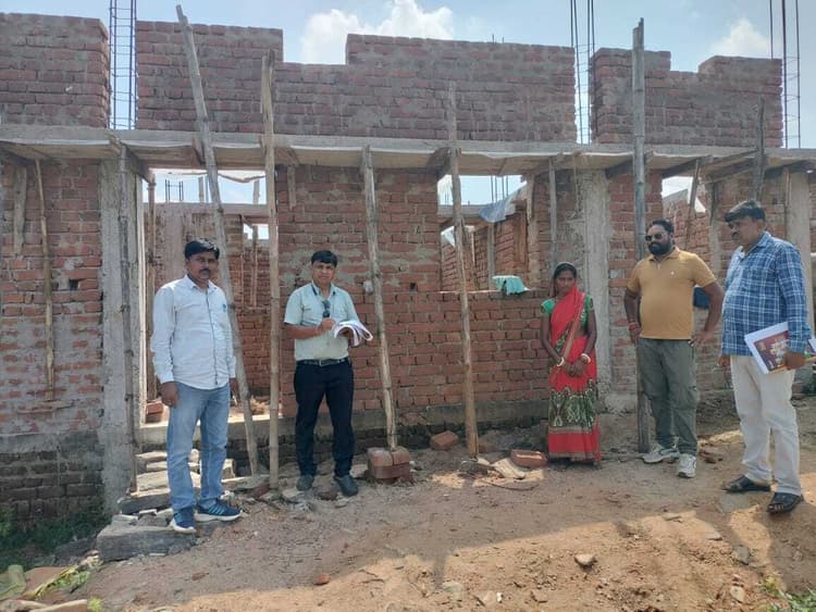 जिला समन्वयक ने आवास योजनाओं का किया निरीक्षण