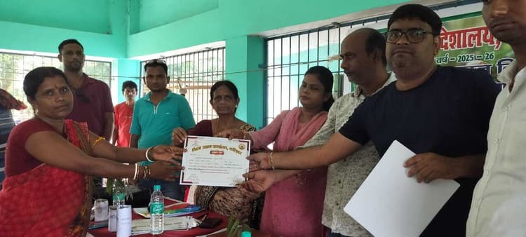 मशरूम उत्पादन के लिए बैग बनाने की दी जानकारी