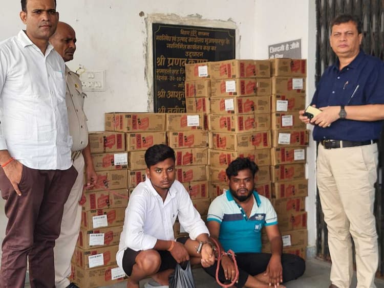 बाथरूम में छिपाकर रखी 12 लाख की विदेशी शराब जब्त, एक गिरफ्तार