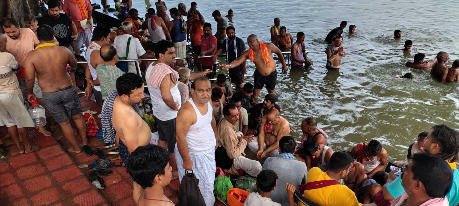गंगा घाटों पर पितरों को तर्पण करने जुटी भीड़