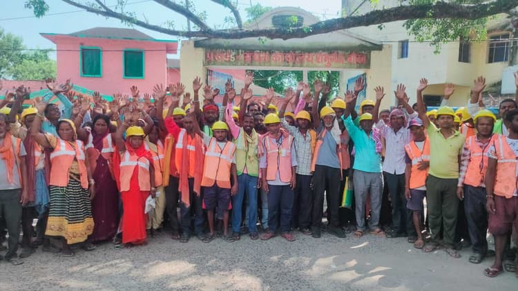 स्वच्छता पर्यवेक्षक और स्वच्छता कर्मियों ने किया प्रदर्शन