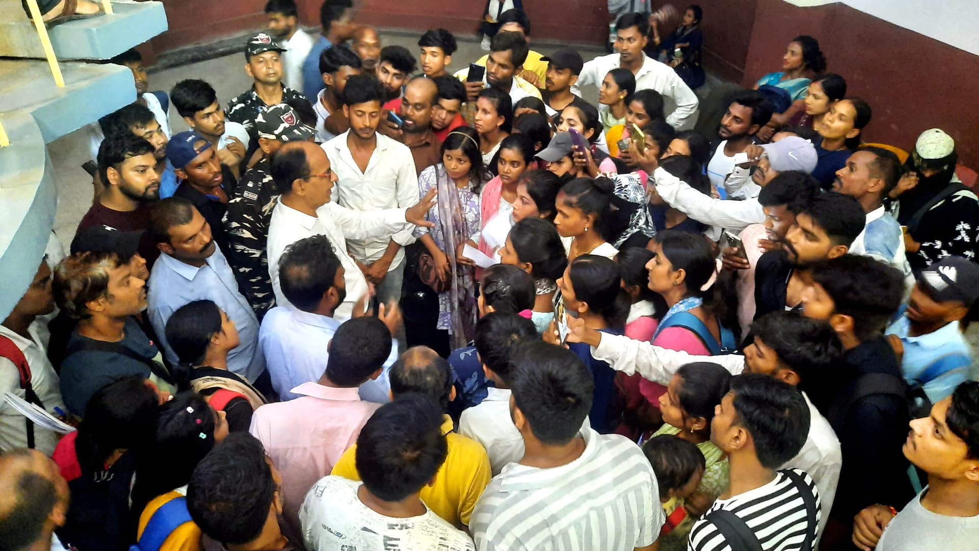 कन्या उत्थान योजना: पोर्टल पर नाम न होने से छात्राएं परेशान, डीएसडब्ल्यू कार्यालय में हंगामा