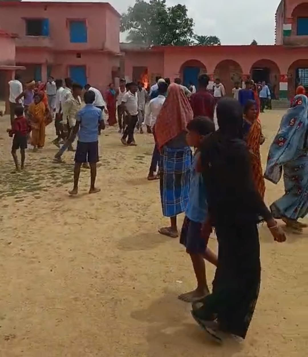 विद्यालय के रसोईघर में खाना बनाने के दौरान गैस सिलेंडर में लगी आग