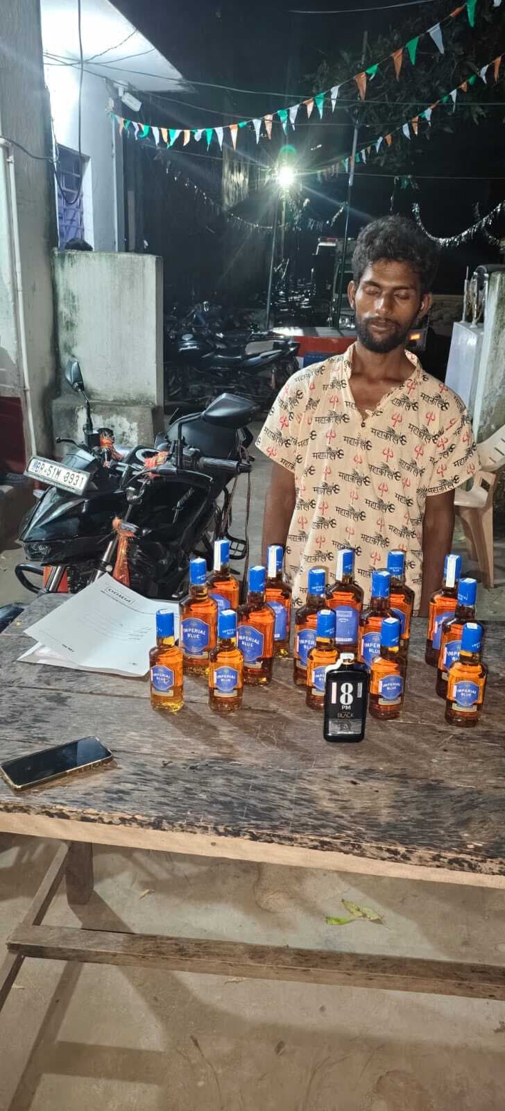 माराटीकर मोड़ से 16 बोतल शराब के साथ युवक गिरफ्तार
