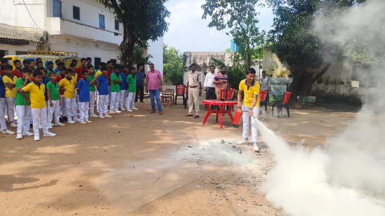 अग्निशमन विभाग ने मॉकड्रिल कर बच्चों को फायर सेफ्टी के दिये टिप्स