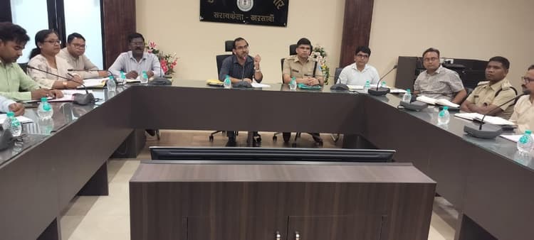 Seraikela Kharsawan News : विजयादशमी पर सुरक्षा, स्वच्छता व समन्वय को लेकर डीसी ने की बैठक