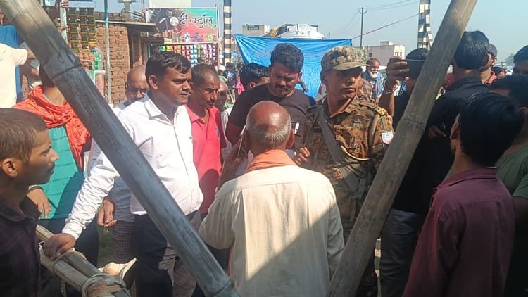 Giridih News: रेलवे ब्रिज के समीप जर्जर सड़क से परेशान ग्रामीणों ने किया मुख्य मार्ग जाम