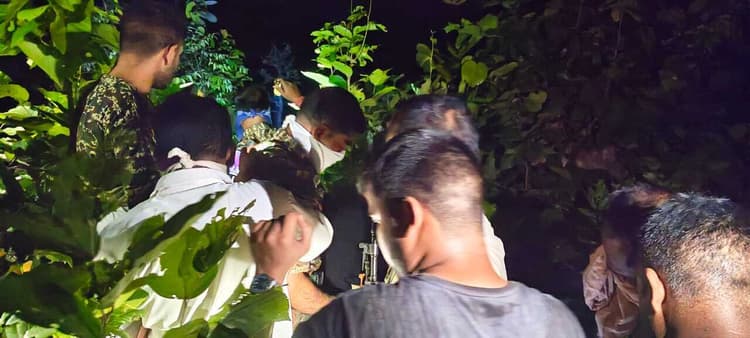 Giridih News: गावां में दो महिलाओं की गला दबाकर हत्या, हत्या से पूर्व युवती से दुष्कर्म की जतायी जा रही आशंका