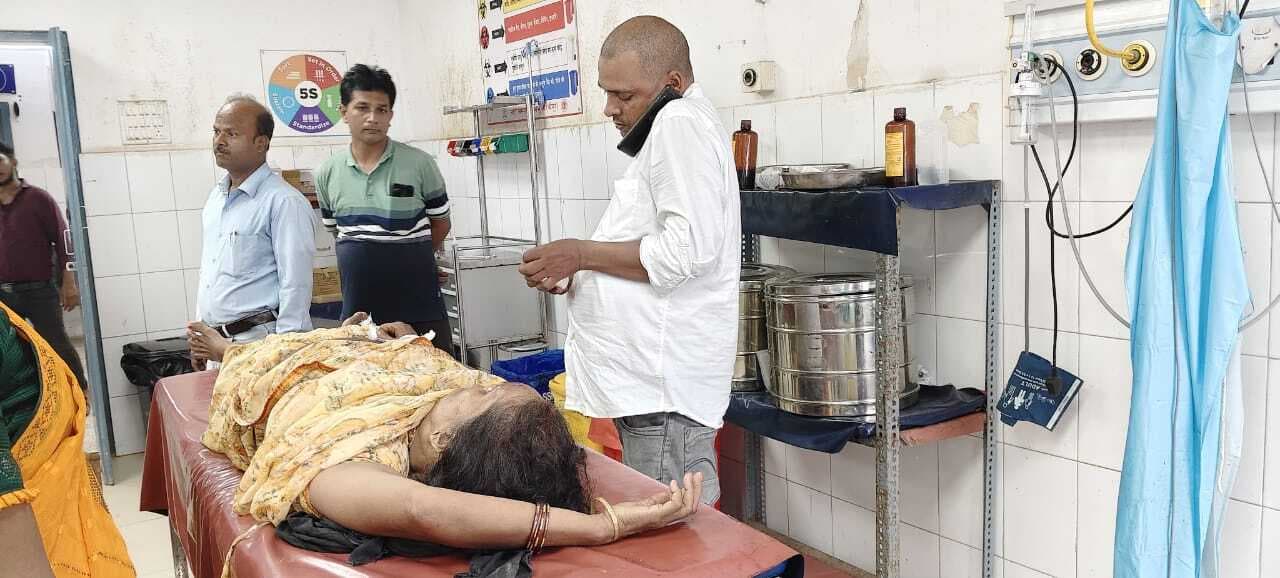 इ-रिक्शे के धक्के से सड़क पार कर रही महिला जख्मी