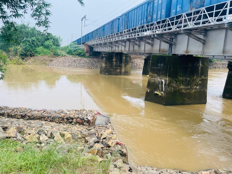 पुल के पिलर के पास संकरा होने से बढ़ जाती है परेशानी