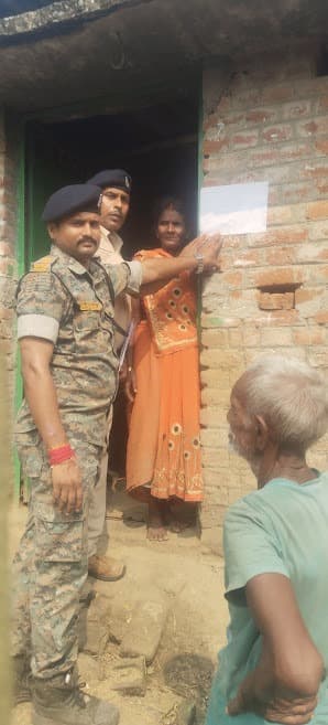 देव के चैनपुर में वारंटी के घर चिपकाया इश्तेहार