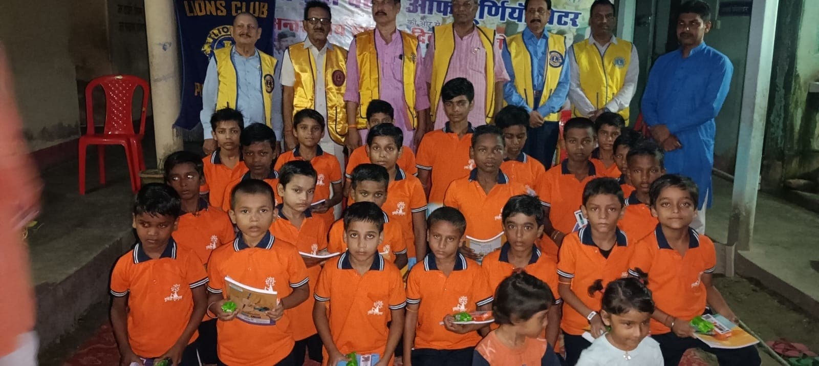 गुरुकुलम के बच्चों के बीच बांटी गयी पठन-पाठन की सामग्री