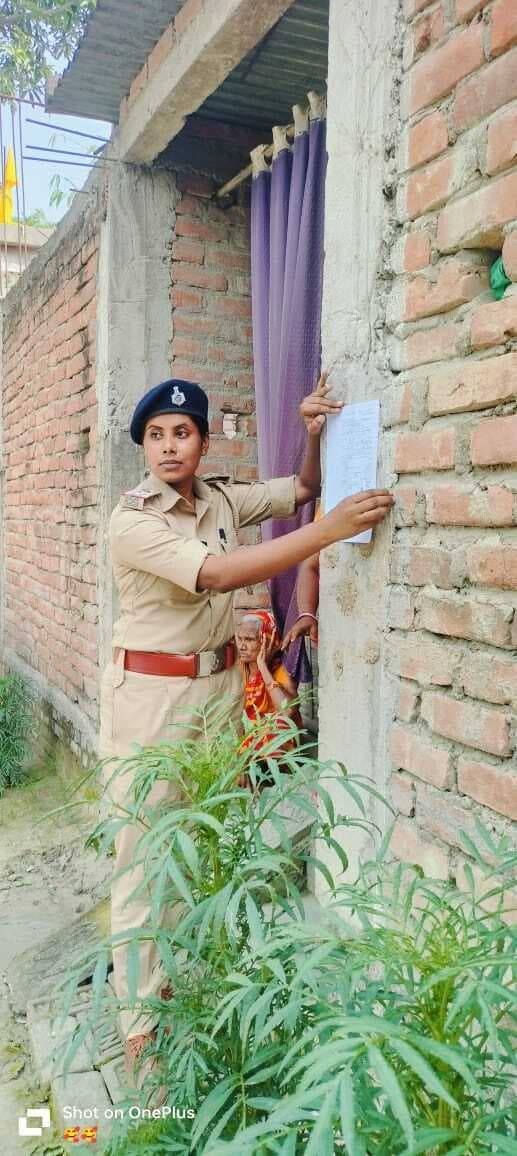 Motihari: पास्को एक्ट के फरार आरोपी के घर चिपकाया गया इश्तेहार