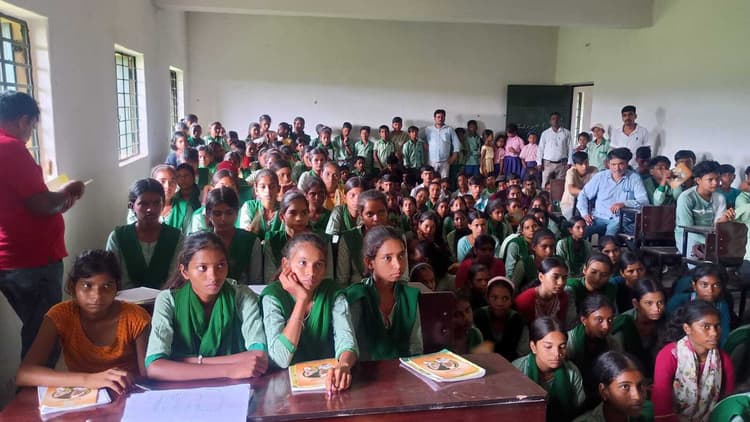 विद्यार्थियों को सिखायी गयी मिट्टी जांच की तकनीक