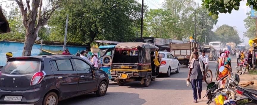 तमाड़ में हाट का जाम बना जंजाल, एंबुलेंस फंसी, मरीज की जिंदगी दांव पर