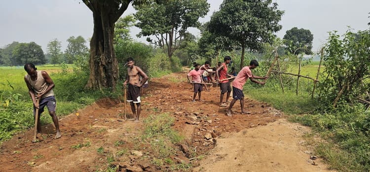 ग्रामीणों ने श्रमदान कर सड़क की मरम्मत की