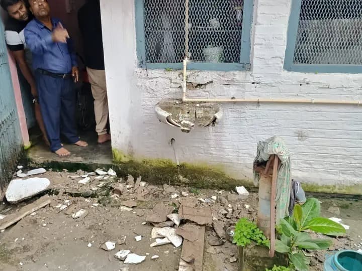 Samastipur News:गंडक कॉलोनी में रेल आवास का गिरा छज्जा