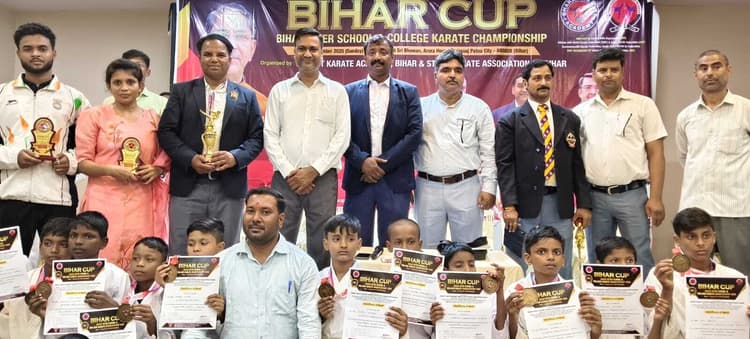 पटना में कराटे प्रतियोगिता में नरपतगंज ज्ञान ज्योति के 15 बच्चों को मिला पदक