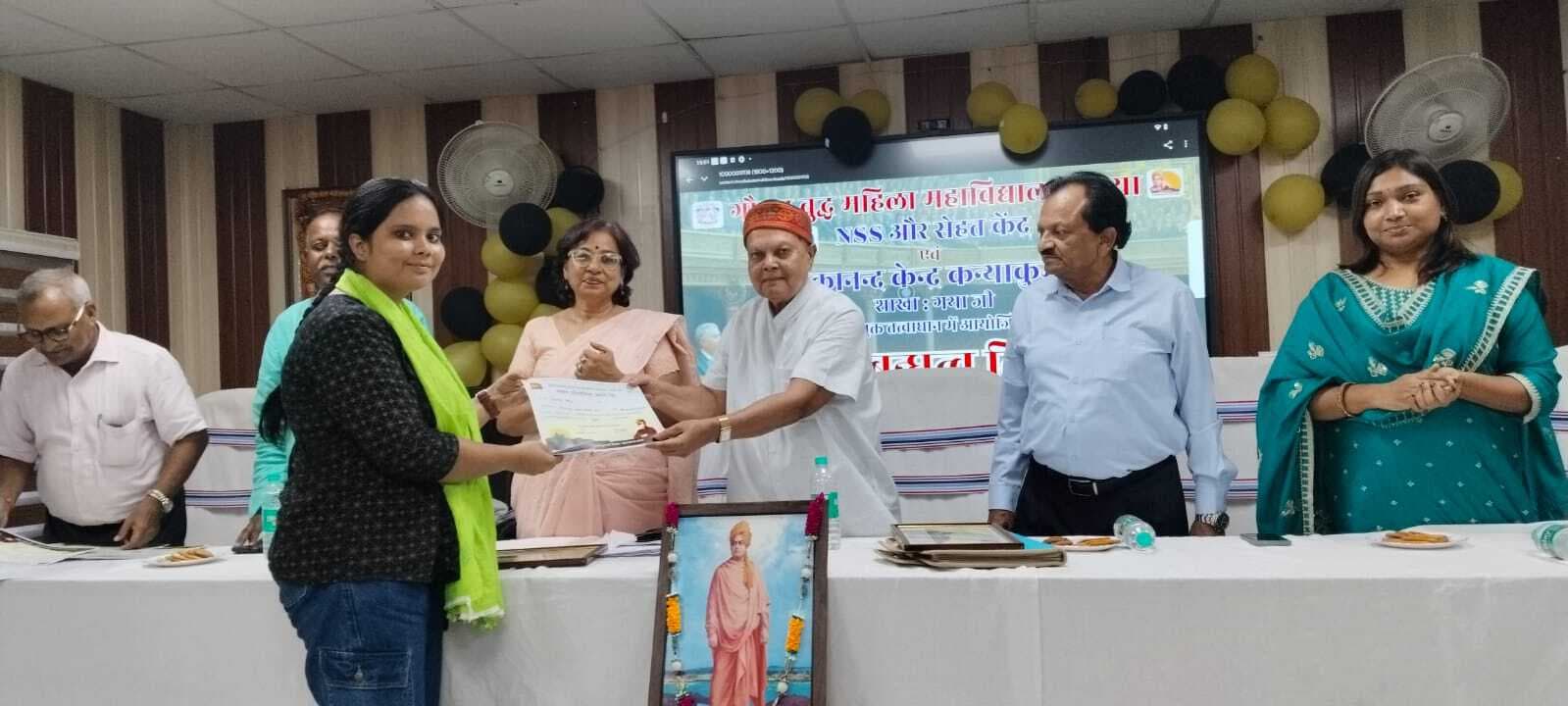 भाषण प्रतियोगिता में प्रियंका कुमारी अव्वल