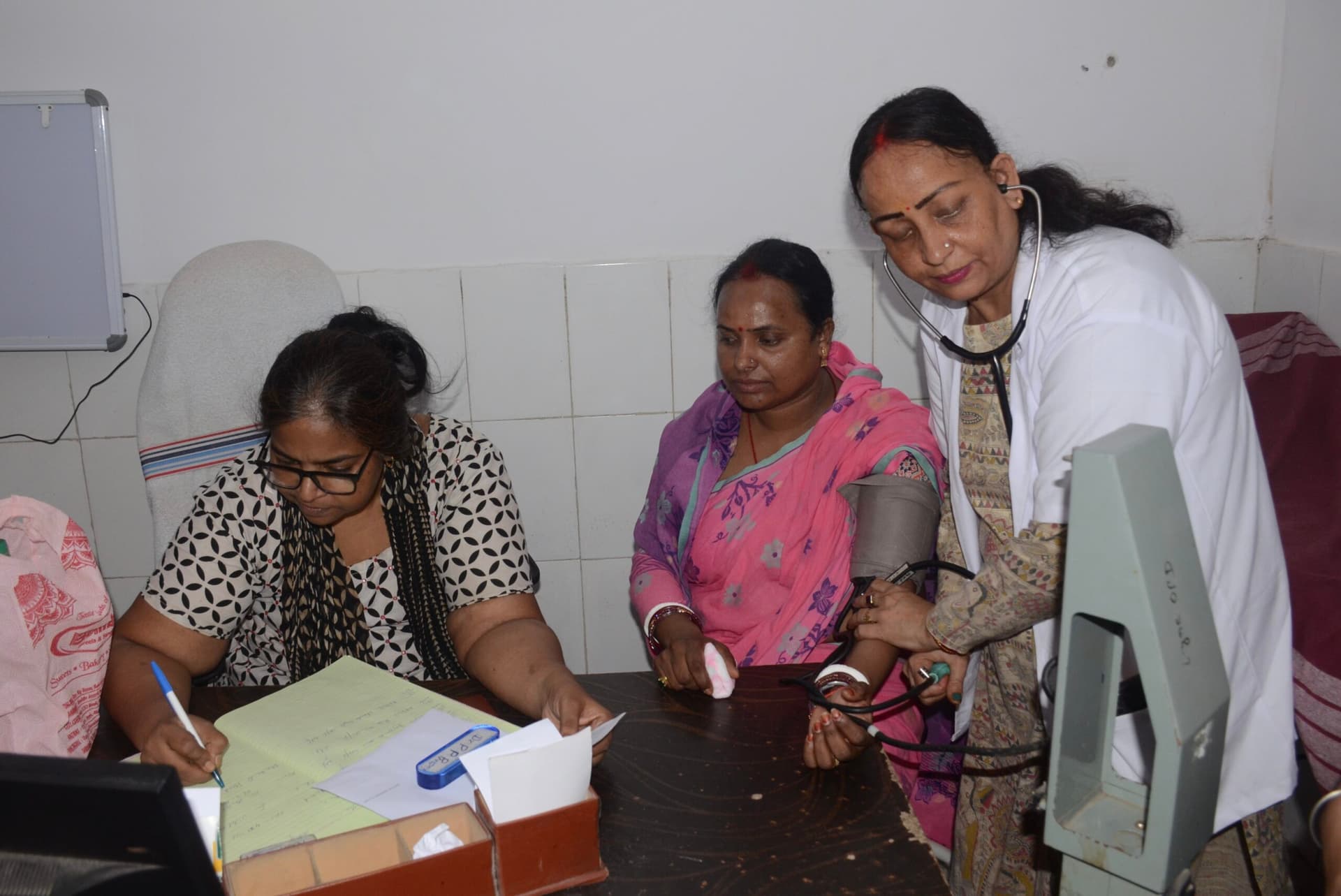 Dhanbad News : जिप अध्यक्ष ने सदर अस्पताल का किया निरीक्षण, करायी स्वास्थ्य जांच
