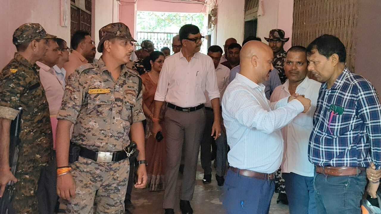 जिला निर्वाचन पदाधिकारी ने किया मतगणना केंद्र का निरीक्षण