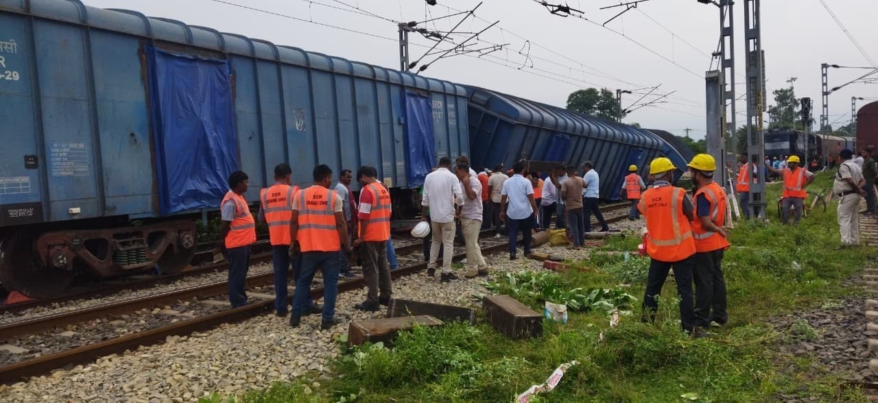 किऊल में सीमेंट लदा मालगाड़ी के तीन डिब्बा बेपटरी