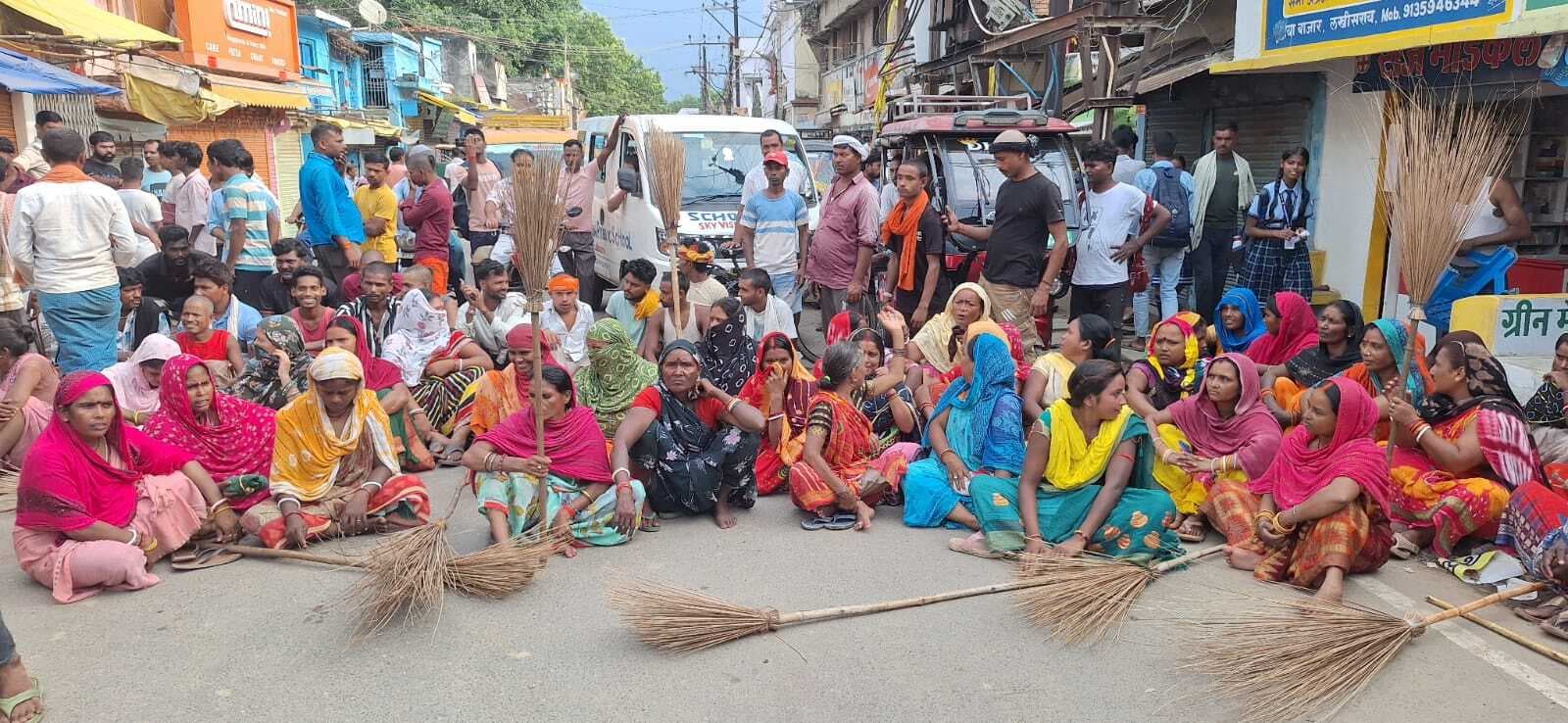 नप एनजीओ के सफाई कर्मियों ने शहर के मुख्य सड़क को चार घंटे तक रखा जाम