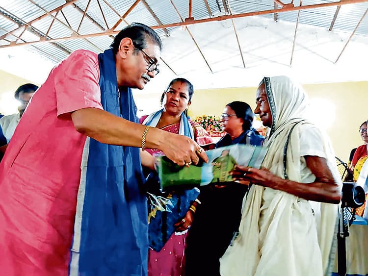‘बसन पोरो मां’ कार्यक्रम शुरू महिलाओं को दिये नये वस्त्र