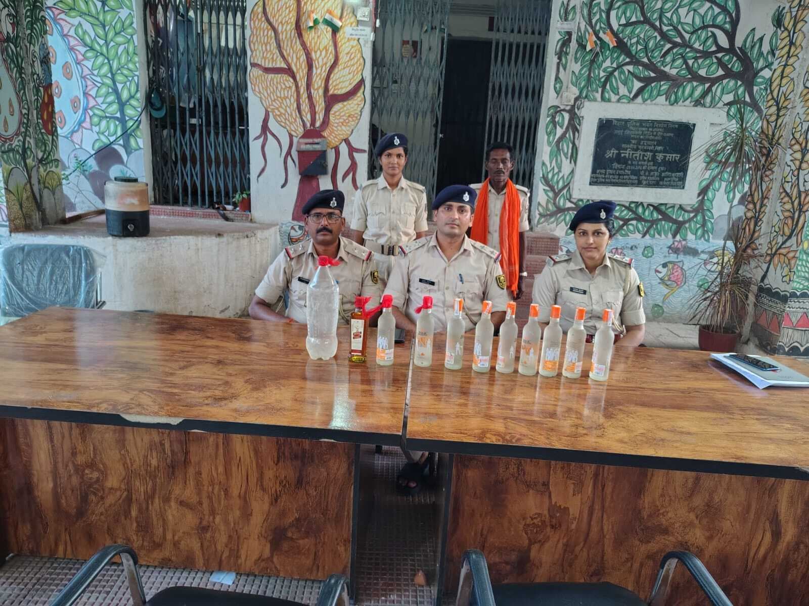 छापेमारी में महुली गांव से देसी-विदेशी शराब बरामद