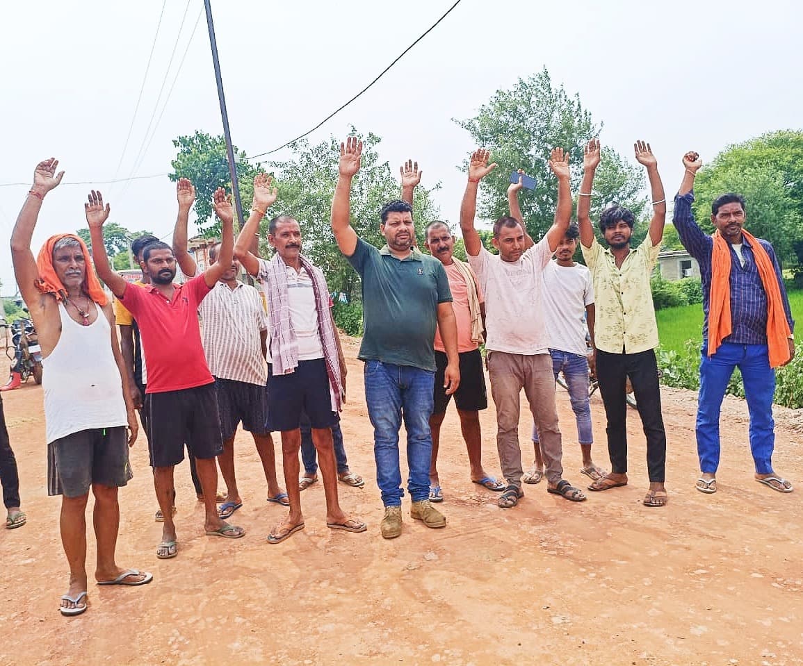 गुणवत्ता विहीन सड़क निर्माण को लेकर ग्रामीणों का विरोध प्रदर्शन