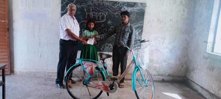 शिक्षक ने मानदेय राशि से छात्रा को साइकिल दी