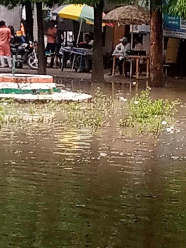 अलौली प्रखंड मुख्यालय में जल-जमाव से हो रही परेशानी