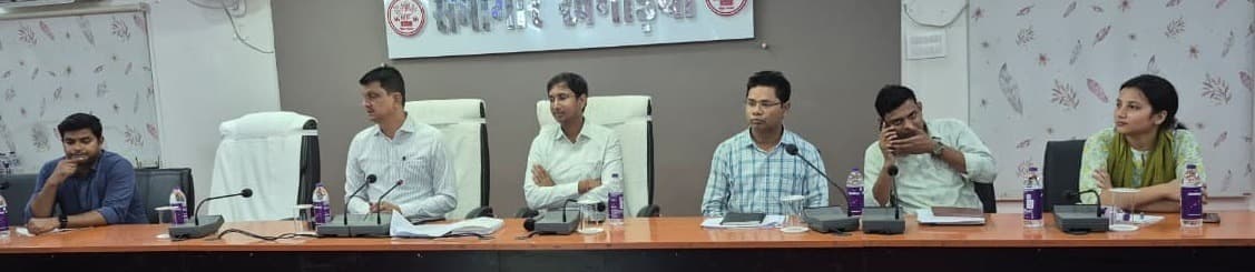 कोई भी पात्र व्यक्ति योजनाओं के लाभ से नहीं रहे वंचित: डीएम