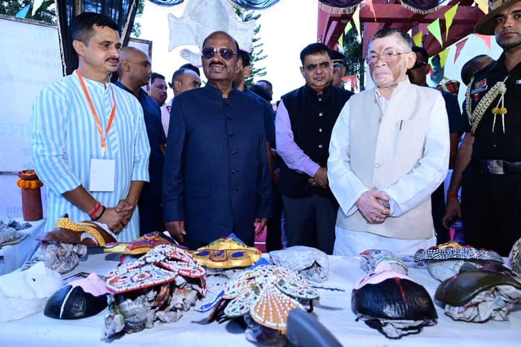 Seraikela Kharsawan News : सरायकेला छऊ मुखौटों ने रांची में बिखेरी सांस्कृतिक छटा