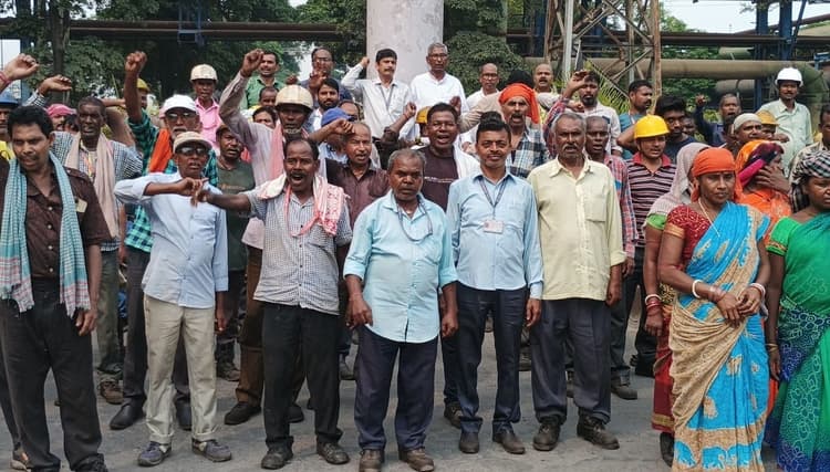 Bokaro News : ठेका मजदूरों ने सेल प्रबंधन की नीतियों के खिलाफ किया प्रदर्शन