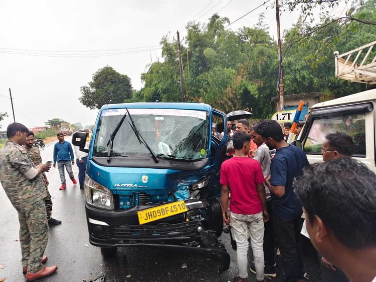 Giridih News: दो पिकअप वाहनों के बीच भिड़ंत, दोनों के चालक चोटिल