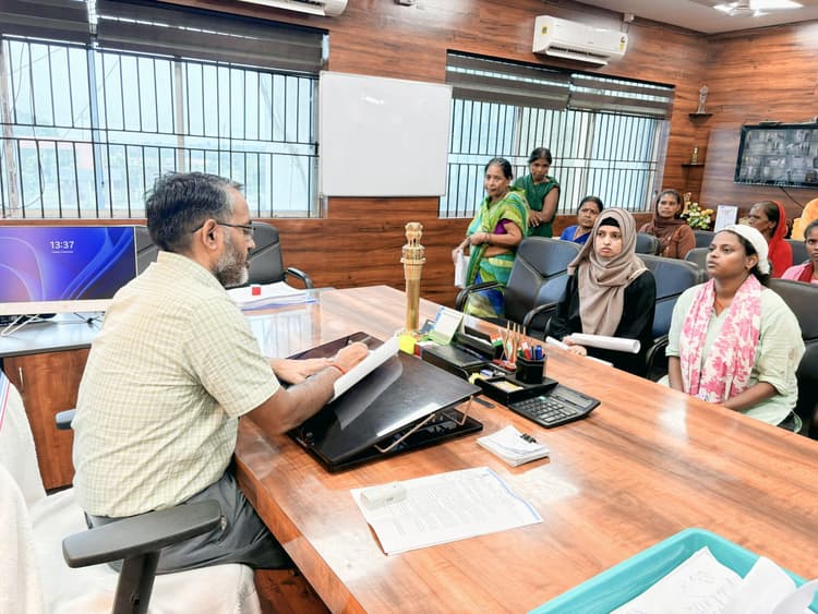 Giridih News: डीसी ने लगाया जनता दरबार, सुनी लोगों की समस्याएं