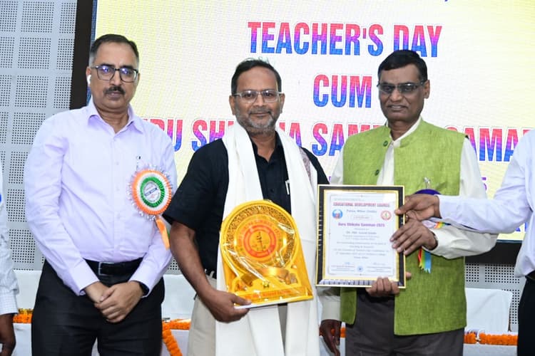 गुरु शिक्षा सम्मान से डीएस कॉलेज बीएड विभागाध्यक्ष सम्मानित