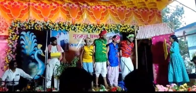 नाटक में हास्य का समावेश कर सामाजिक विडंबनाओं पर किया कुठाराघात