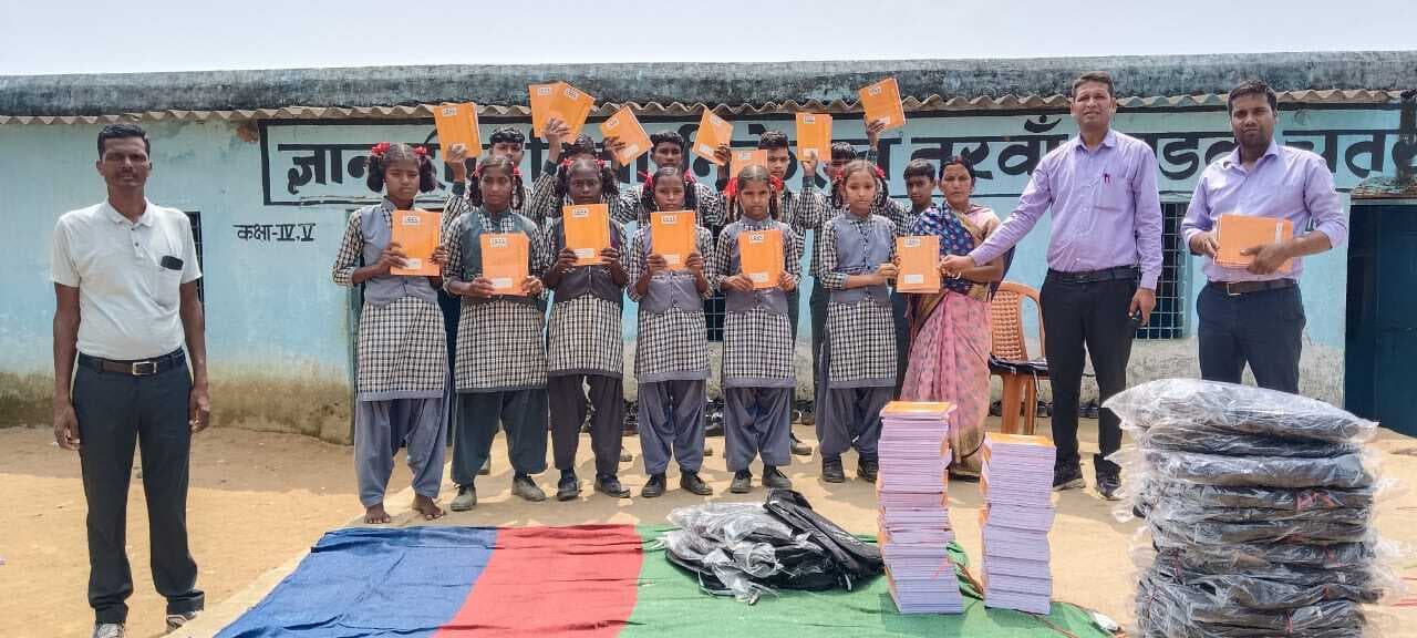 ज्ञान दीप विद्या निकेतन के बच्चों को मिले बैग व कॉपी