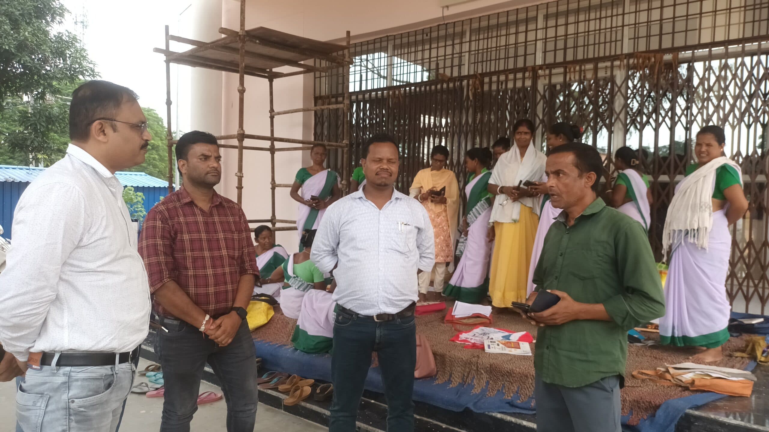 ठेकेदार के मुंशी ने अस्पताल के नये भवन में लगाया ताला