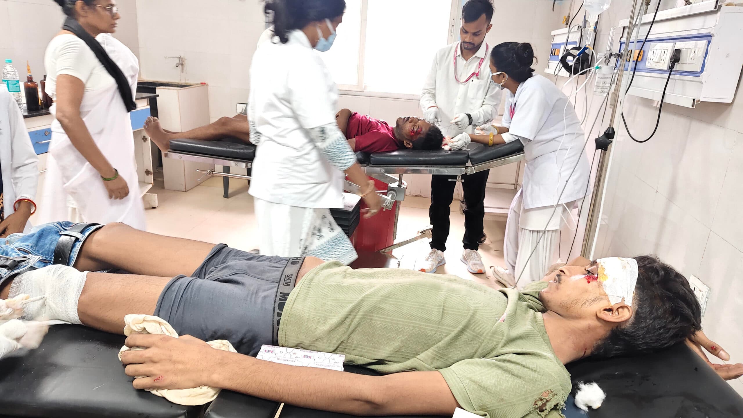 विषैले सांप के डसने से महिला समेत दो की हालत बिगड़ी