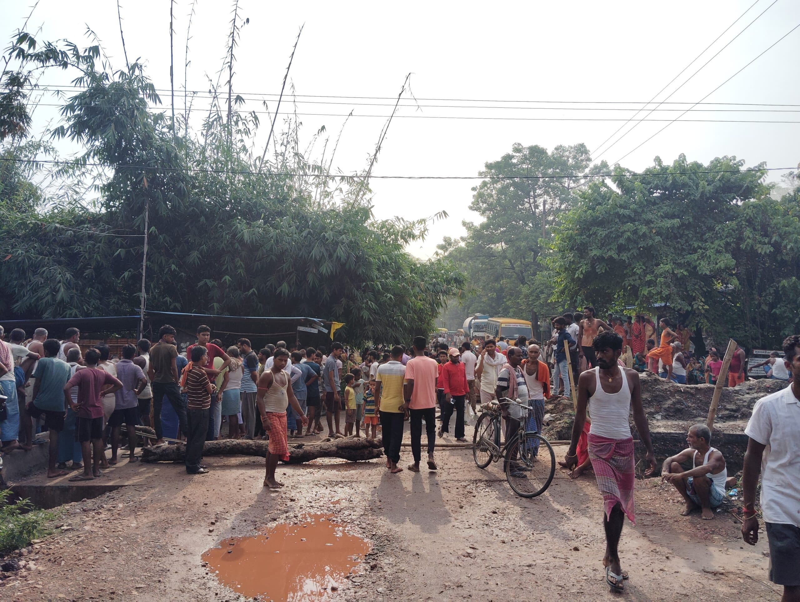 hajipur news. जमीन विवाद में अधेड़ की पीट-पीटकर हत्या, विरोध में जाम की सड़क