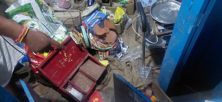 hajipur news. ताला काटकर दुकान से चोरी